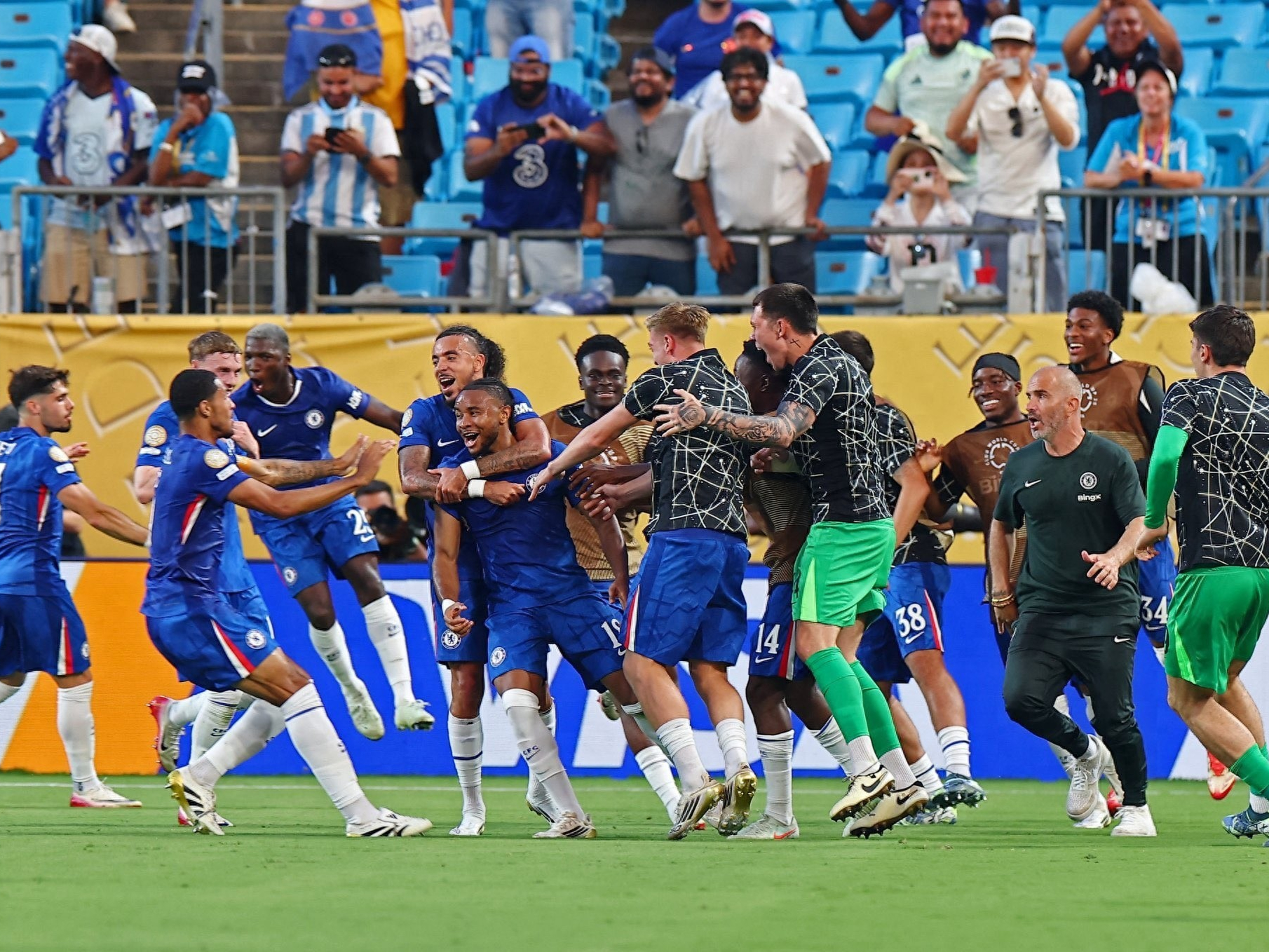 葡萄牙比赛最后时刻球迷冲场大四喜-爱游戏网址